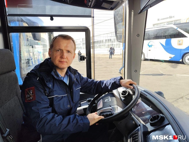 Гендиректор «Мосгортранса» Николай Асаул тоже сел за руль нового автобуса | Источник: Игорь Мещанев / MSK1.RU
