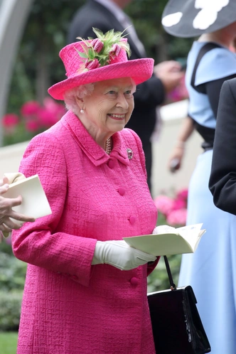 Делайте ставки, господа: шляпки Королевы на Royal Ascot