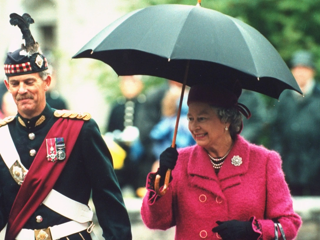 Елизавета II и командир полка Шотландской королевской гвардии во время проверки рядов солдат на территории Балморала, июль 1994 | marieclaire.ru