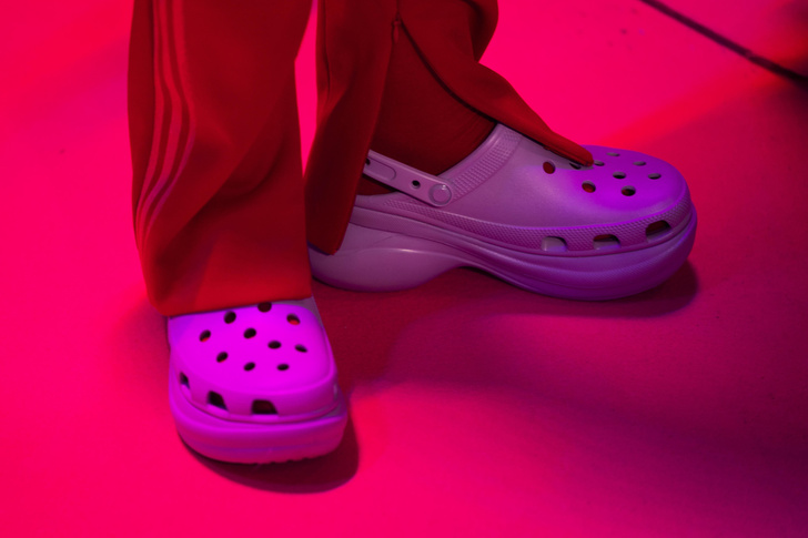 C чем связано возвращение моды на Crocs в 2022 году и еще 4 удивительных факта про эту нелепую обувь
