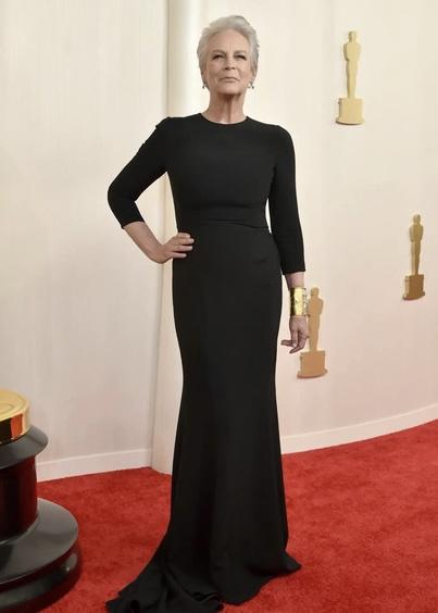 10 лучших черных платьев «Оскара-2024»