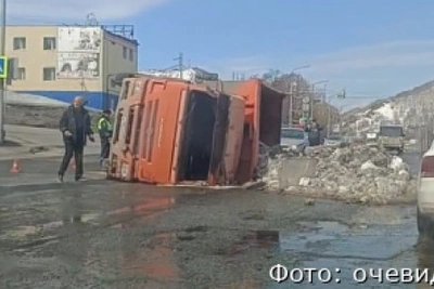 На Камчатке грузовик КамАЗ опрокинулся в ДТП