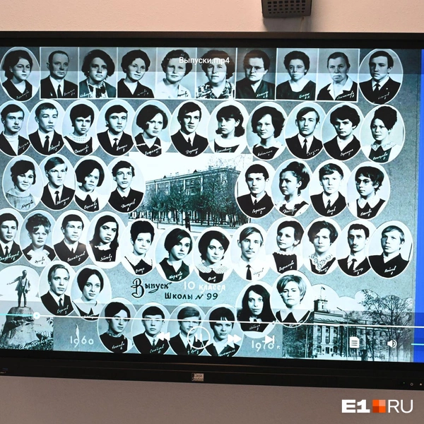 В коридоре на медиаэкране показывают архивные фотографии школы | Источник: Дмитрий Емельянов / E1.RU