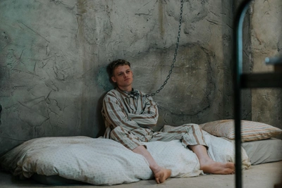 Стивен Грэм и Андреа Райзборо в черной комедии «На цепи»