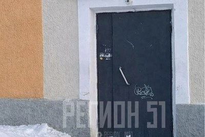 Козырек дома в Никеле обрушился, прокуратура проводит проверку