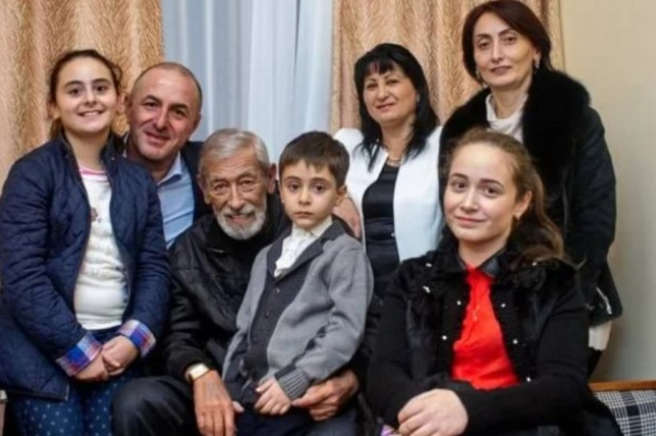 Вахтанг Кикабидзе с семьей