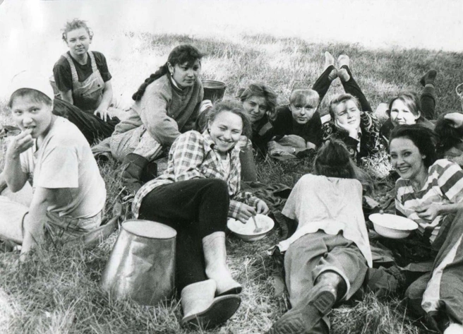 1995 год. Студентки Челябинского колледжа культуры на уборке картофеля  | Источник: А. Волков, фонды ОГАЧО