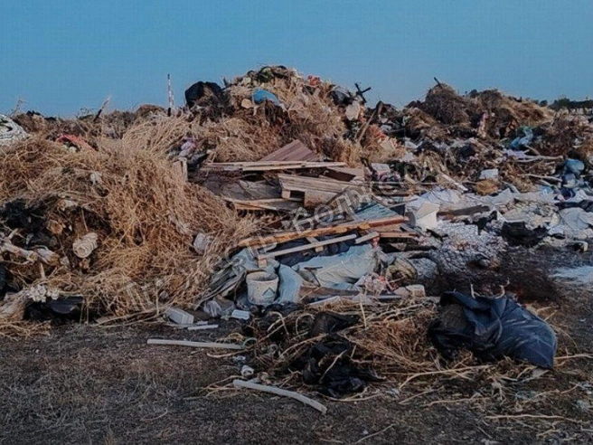 Свалка из крестов и надгробий появилась рядом с городским кладбищем | Источник: Жесть Волжский / Telegram