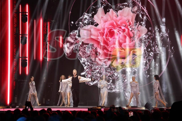 SHAMAN распахнул куртку в порыве эмоций. 