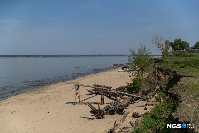 Песчаный пляж здесь может поспорить с морским. Во всяком случае, пока безлюден | Источник: Александр Ощепков / NGS.RU