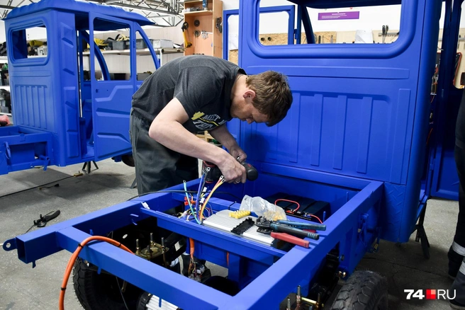 Рабочий колдует с электропроводкой | Источник: Артем Краснов