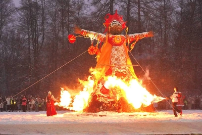 На Елагином острове сожгли три чучела на Масленицу