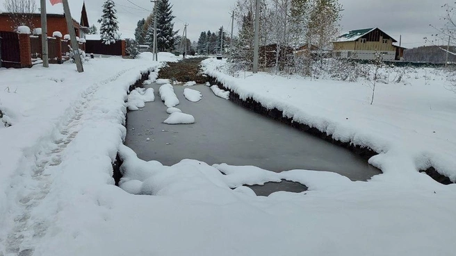 Ремонта жители Ленинского ждали долго, но вместо ровного и гладкого асфальта получили глубокую канаву с холодной водой | Источник: Лариса Мацалак