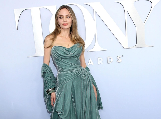 Аквамариновая крайола: Анджелина Джоли в бархате очень неожиданного оттенка