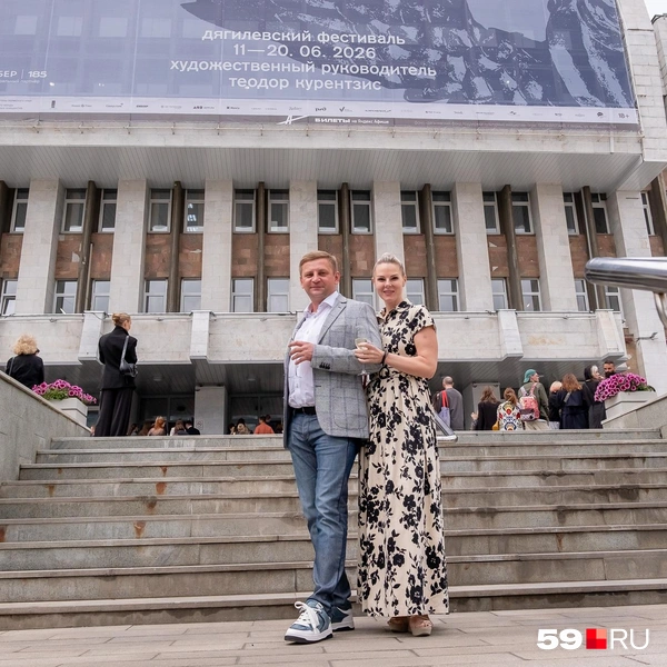 Кто-то успевал сделать фото на фоне афиши Дягилевского фестиваля | Источник: Василина Любимова / 59.RU