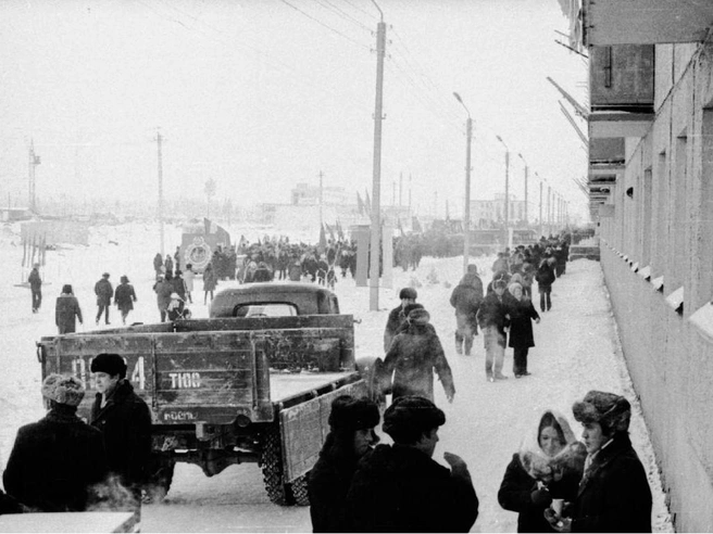 Колонна демонстрантов движется по улице Омской, 1975 год | Источник: pastvu.com