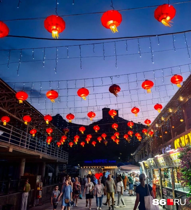 На набережной Судака кипит ночная жизнь | Источник: Анастасия Шевякова / 86.RU