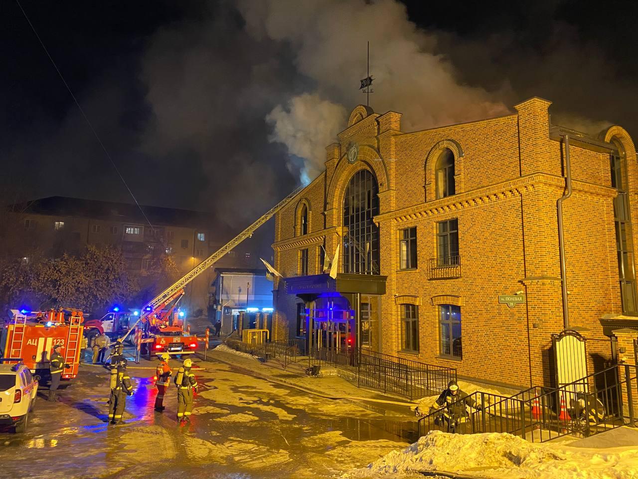 Десятки пожарных, спасатели и «скорые»: в Тюмени горят «Городские парильни»