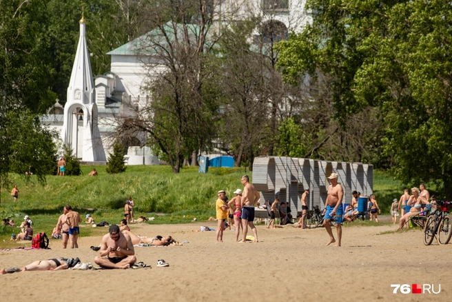 В середине дня на пляж пришло много народу | Источник: Кирилл Поверинов / 76.RU