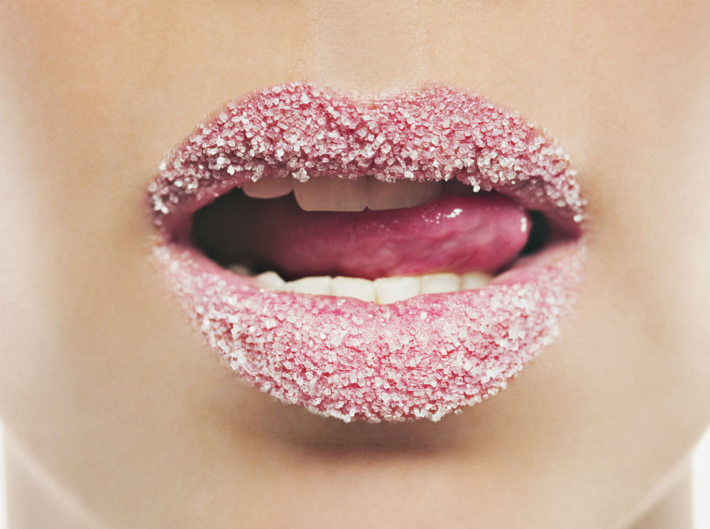 Что делать, если сохнут губы: 5 полезных советов | MARIECLAIRE