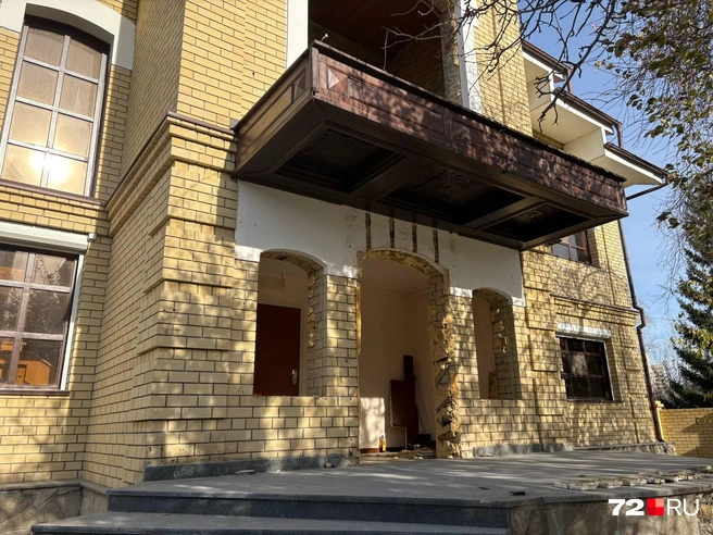 Коттедж Юрия Тишенкова. Входная группа разрушена | Источник: Мария Токмакова / 72.RU