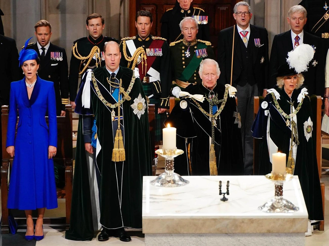 Коронация Карла III в Шотландии, Кейт Миддлтон, принц Уильям, Карл III, королева-консорт Камилла в окружении королевской свиты | marieclaire.ru
