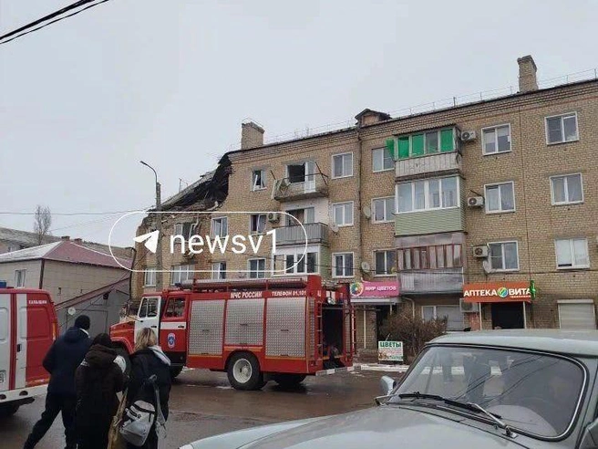 Вокруг места происшествия собрались любопытствующие. | Источник: читатели V1.RU