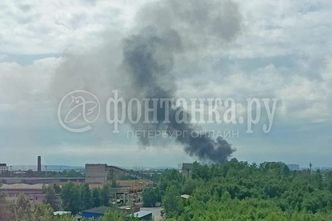 В Рыбацком горит производственное здание. В Невском районе виден черный дым | Источник: читатель «Фонтанки»