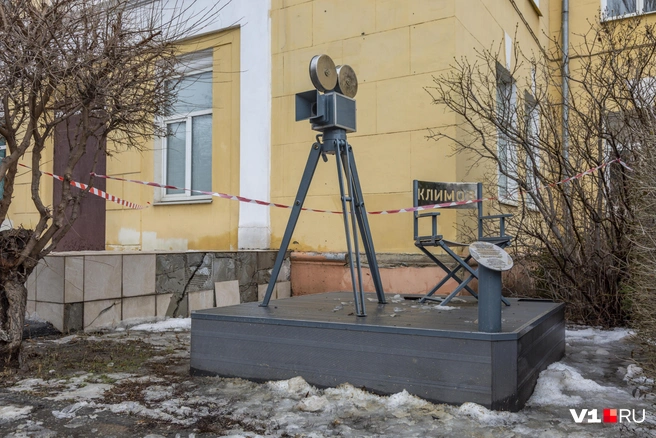 Памятный знак Элему Климову возле лицея № 5 в центре Волгограда | Источник: Константин Завриков / V1.RU