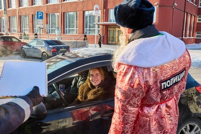 Дед Мороз поздравил новосибирских водителей с Новым годом