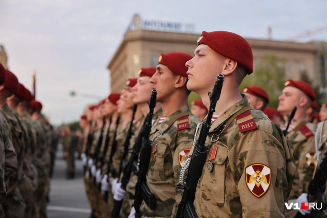 Военнослужащие старались держать строй из-за всех сил | Источник: Алексей Волхонский / V1.RU
