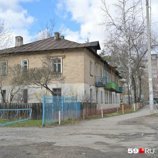 В этой двухэтажке еще живут люди | Источник: Василина Любимова / 59.RU