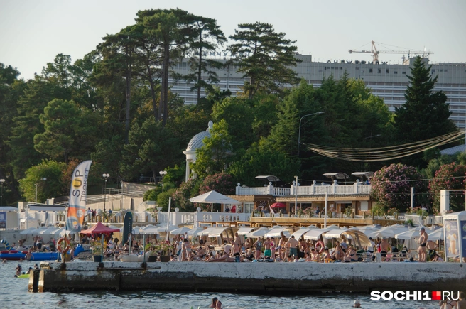 Тесные пляжи Сочи всё еще полны народу | Источник: Оксана Витязь / SOCHI1.RU