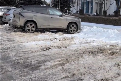 Волгоградские водители требуют от мэрии убрать лед с парковок