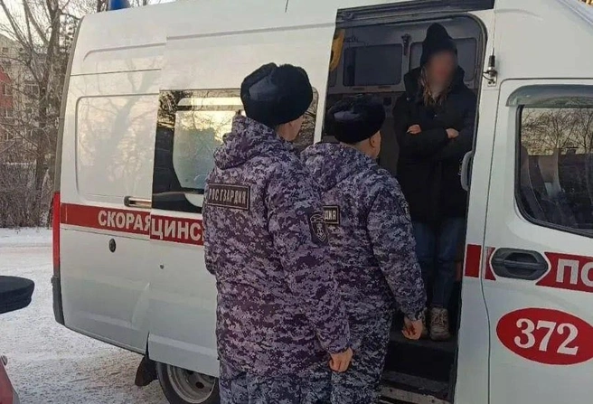 В конце концов омичка оказалась в скорой | Источник: Пресс-служба управления Росгвардии по Омской области