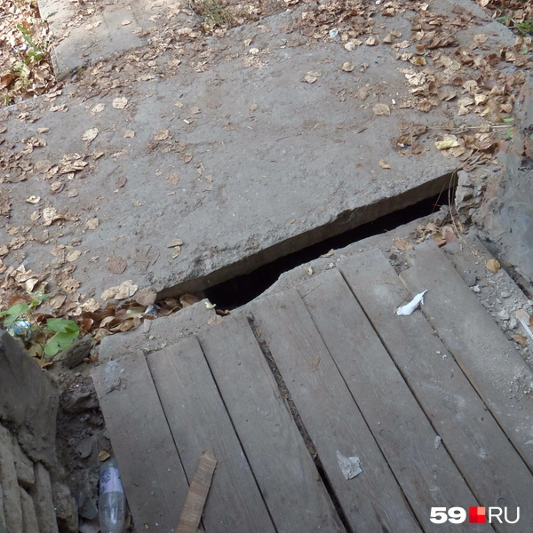 Вход во второй подъезд опасный: если оступиться, нога может провалиться | Источник: Кирилл Хафизов / 59.RU