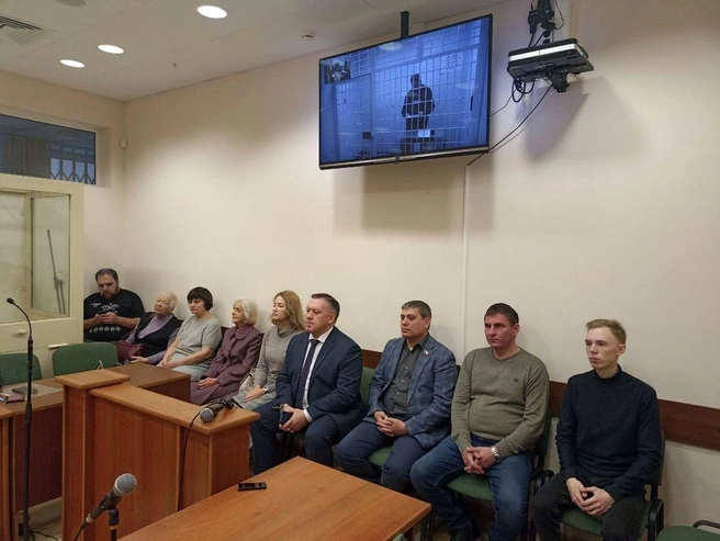 Среди свидетелей в галстуке&nbsp;— нынешний мэр Ижевска Дмитрий Чистяков, в годы Бекмеметьева был его замом по социальной политике | Источник: Объединённая пресс-служба судов Удмуртии