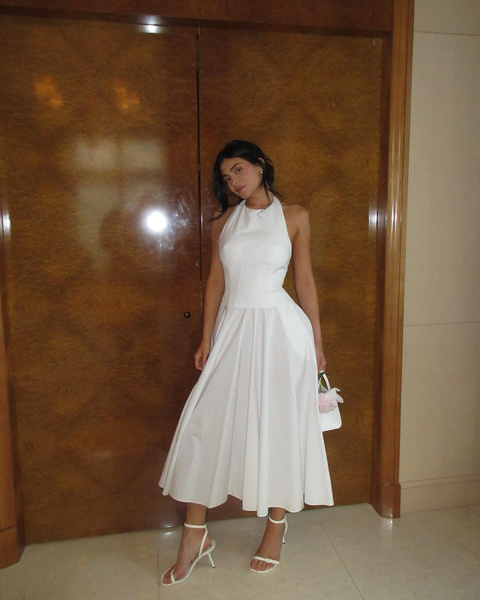 Для скромной свадьбы: 5 белых минималистичных платьев как у Кайли Дженнер
