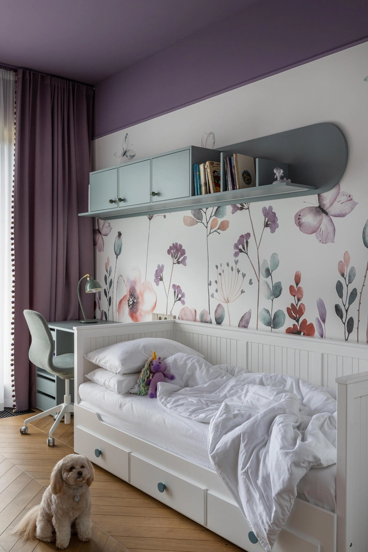 Корпусная мебель, Ideamebelart. Постельное белье, Ptashka_by. Кровать, Vavi.by. Шторы, Evo Home. Обои, «Квитней». Стул Langfjall, Ikea. | Источник: Сергей Пилипович. Стиль: Катерина Стояк