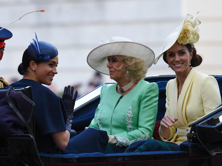 Герцогиня Меган, герцогиня Камилла и герцогиня Кэтрин делят карету с открытым верхом во время парада в честь дня рождения королевы, Лондон, 8 июня 2019
