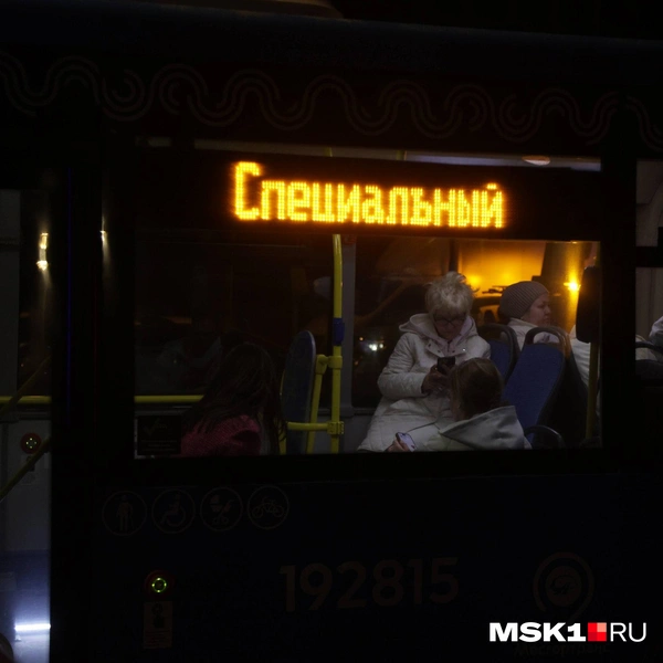 Туда же подогнали специальные автобусы, в которых можно было разместиться на период ожидания | Источник: Дмитрий Толстошеев / MSK1.RU