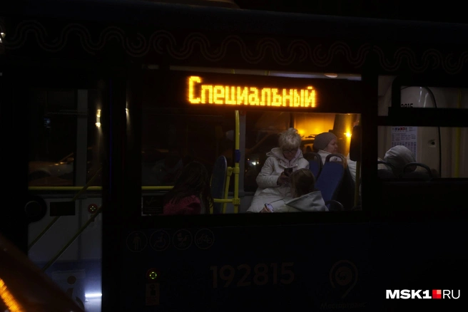 Эвакуировавшиеся из дома могут подождать в автобусе. Пока в квартиры их не пускают | Источник: Дмитрий Толстошеев / MSK1.RU