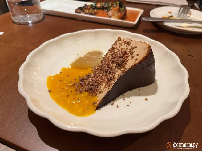 Чизкейк с вареной сгущенкой и манго | Источник: Дмитрий Грозный / «Фонтанка.ру»