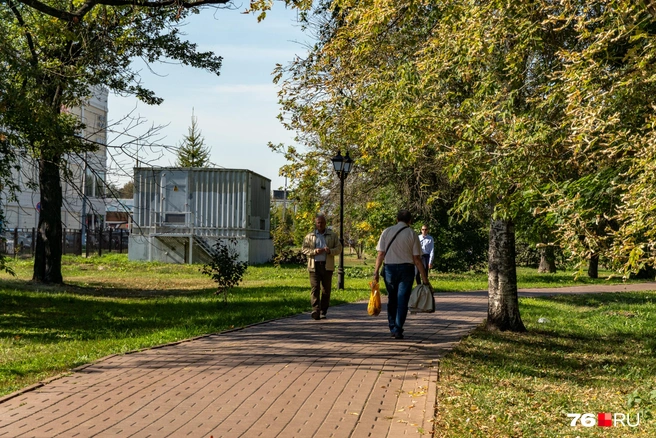 Многие через парк срезают дорогу, когда спешат по делам | Источник: Кирилл Поверинов / 76.RU