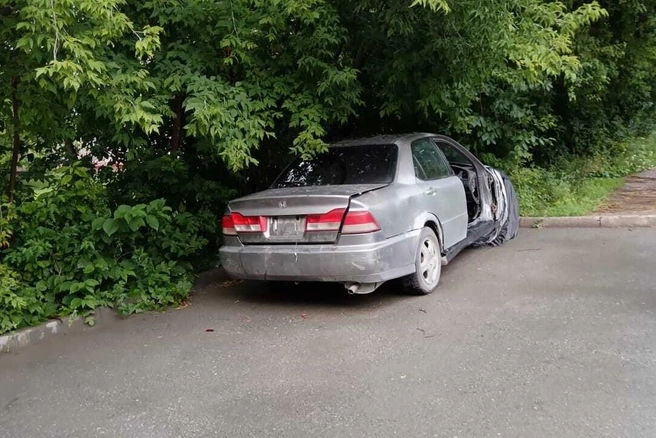 Автомобиль, судя по всему, бросили здесь давно — у «японца» даже нет дверей | Источник: Администрация Советского района г. Новосибирска / «ВКонтакте»