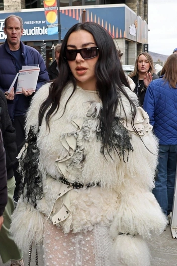 Королева эпатажа — Charli XCX: почему она всегда выглядит роскошно? | marieclaire.ru