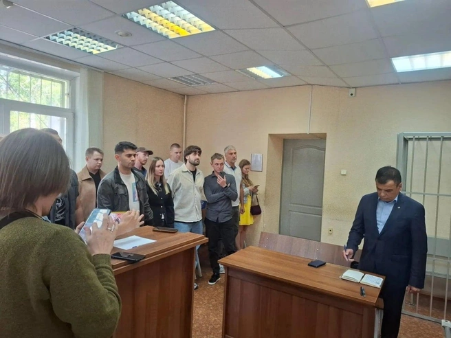 Руслан Султангулов (справа) защищает Дмитрия Хохлова | Источник: Ленинский районный суд Екатеринбурга