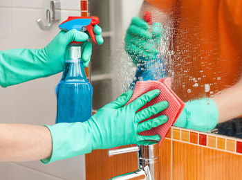 Кристально чистые: как мыть зеркала, чтобы они не собирали пыль