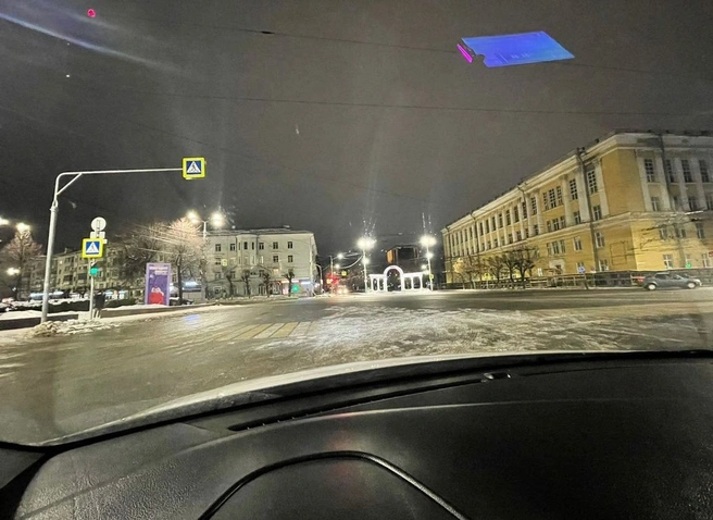 С площади Театральной убрали припаркованные машины, заблокировавшие проезд | ya62.ru