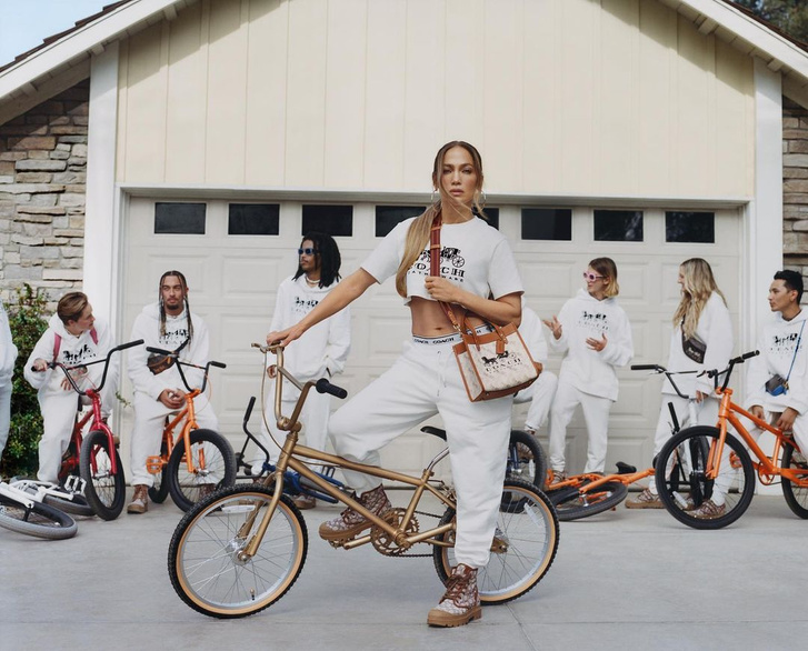 Смотрим, как Дженнифер Лопес катается на bmx в новой рекламной кампании Coach, и ждем весну